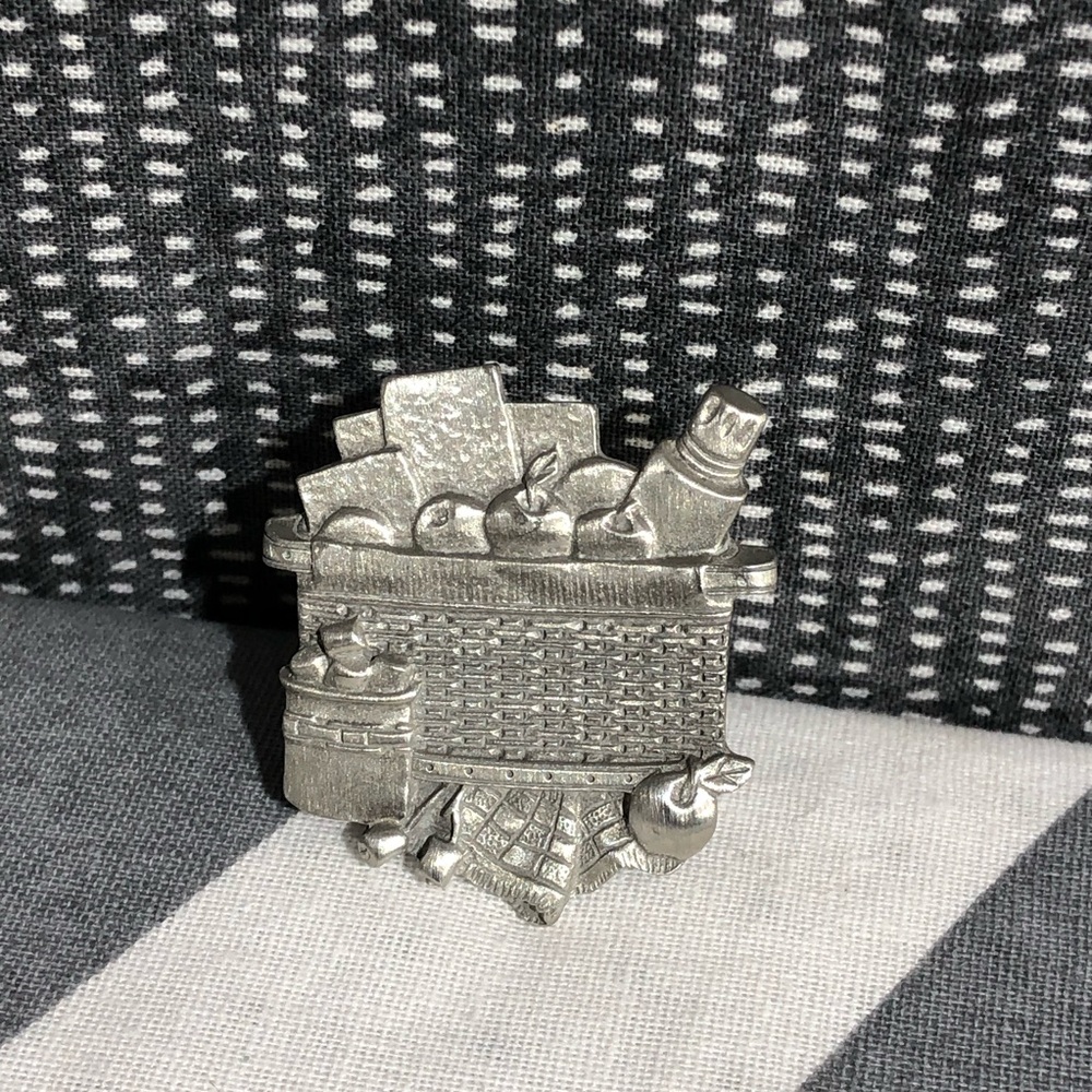 Longaberger Basket Pin - Picture 10 of 11